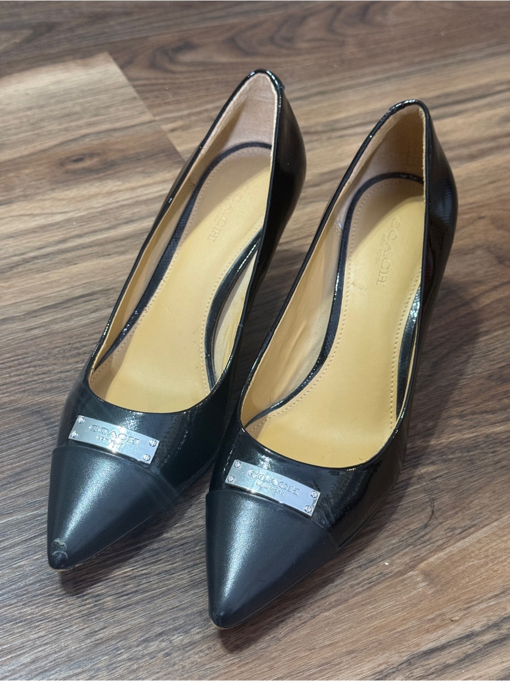 Coach Zan Black Patent Leather Pointed Toe Pumps Silver Emblem Logo Sz. 6B - Picture 2 of 10